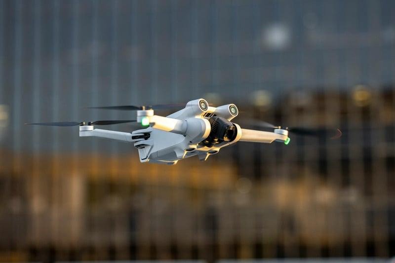 ドローンを使った点検作業とは？メリット・デメリットや内製化の方法をご紹介