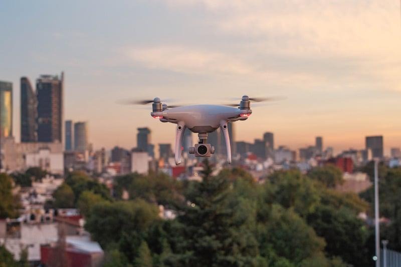 ドローンを使った点検作業とは？メリット・デメリットや内製化の方法をご紹介