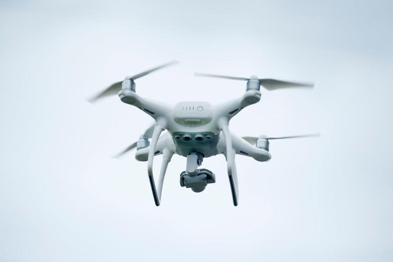 ドローンを使った点検作業とは？メリット・デメリットや内製化の方法をご紹介